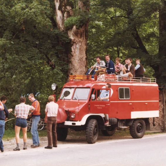 Umzug Feuerwehrautos 3.jpg