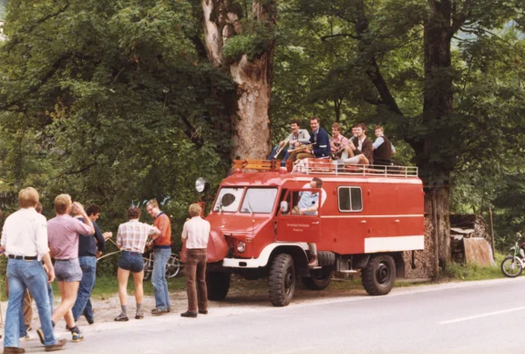 Umzug Feuerwehrautos 3.jpg