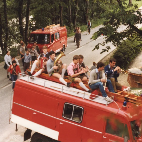 Umzug Feuerwehrautos 4.jpg